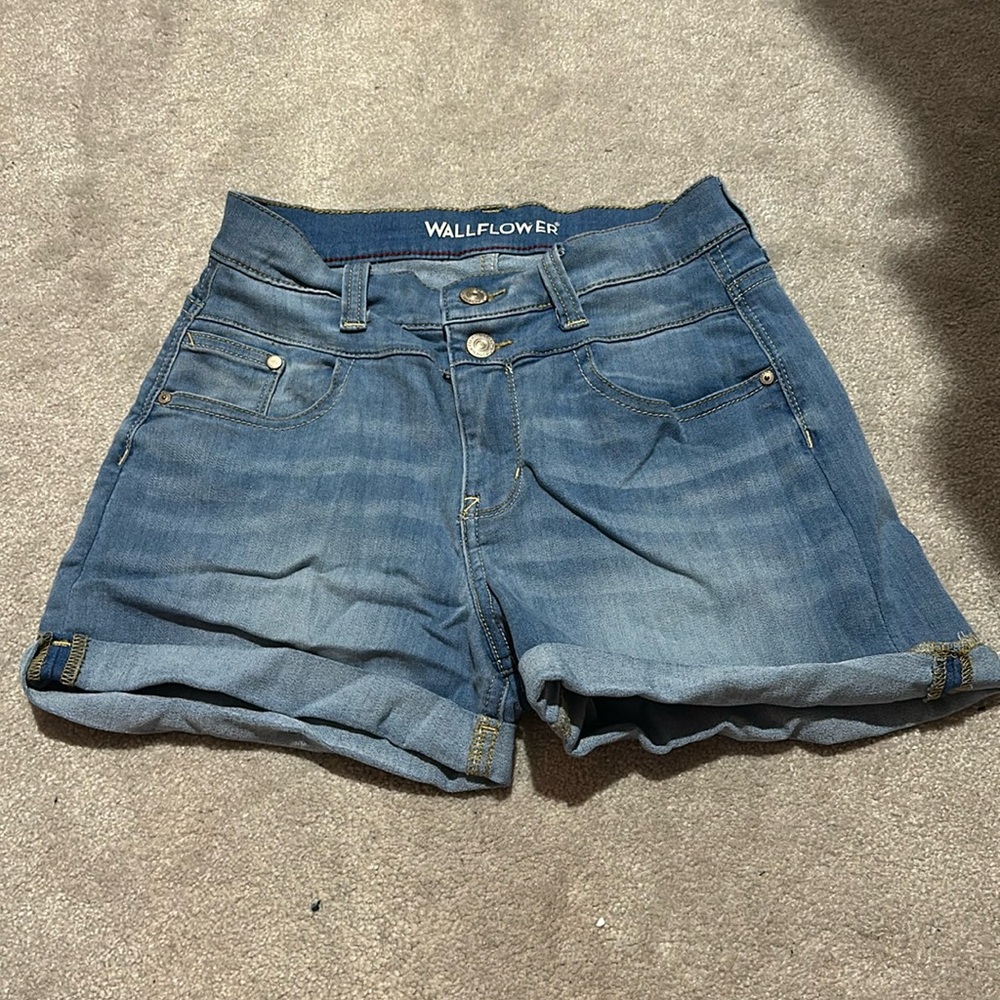 Wallflower size 7 light denim jean shorts, perfect used condition